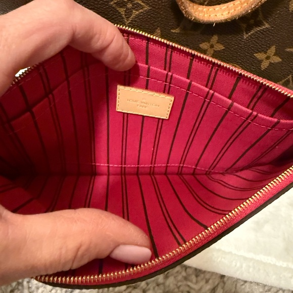 Louis Vuitton Monogram Neverfull GM Tote Bag - Picture 13 of 15